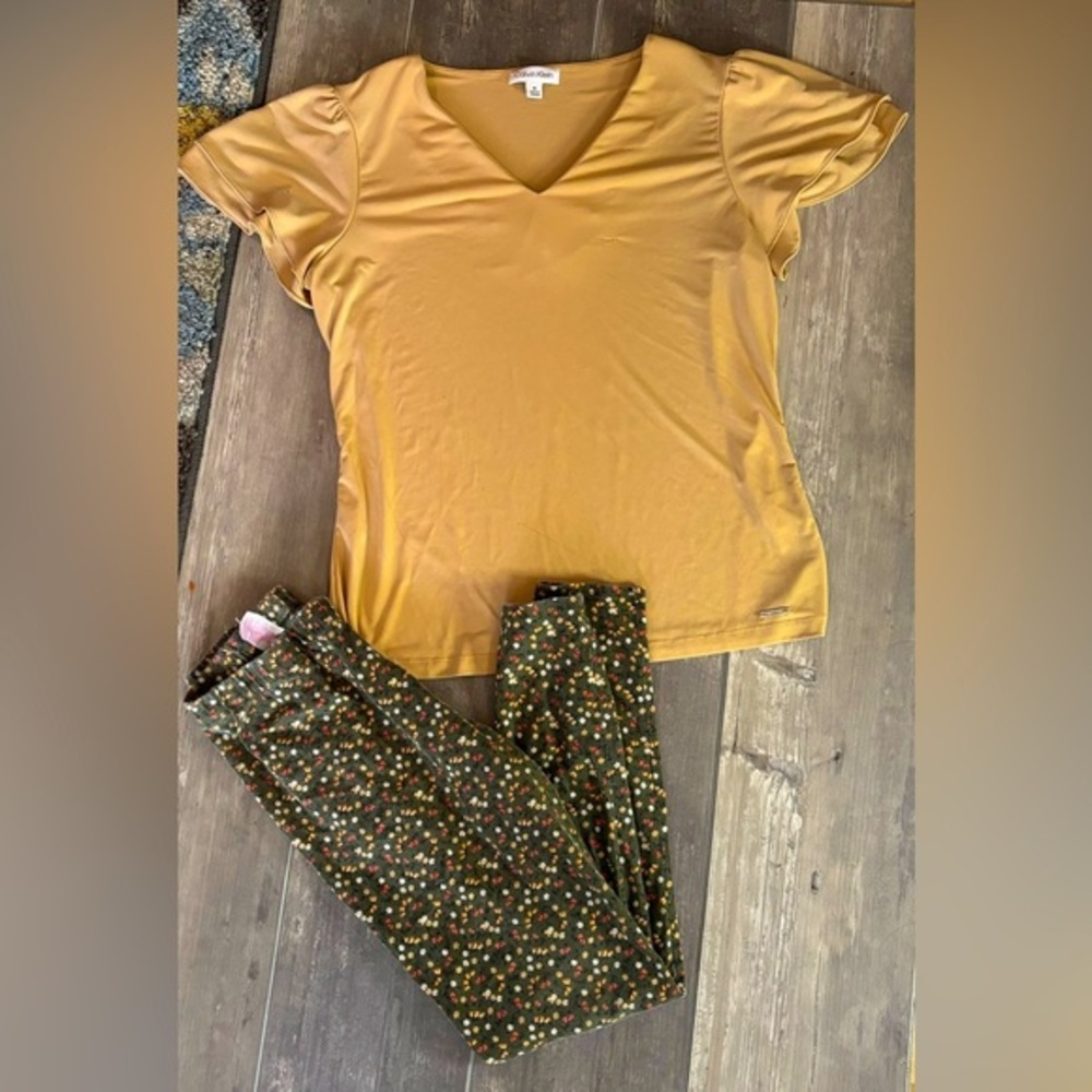 Clothes Bundle
Calvin Klein Blouse
No Boundaries Leggings
Like New